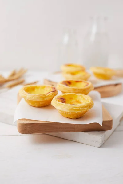 Postre de tarta de huevo en la mesa . — Foto de Stock