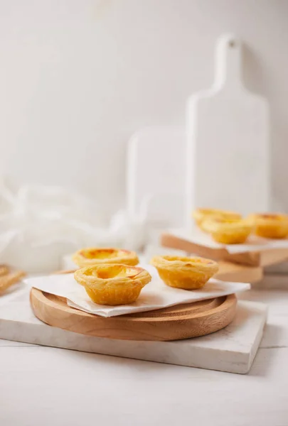 Postre de tarta de huevo en la mesa . — Foto de Stock