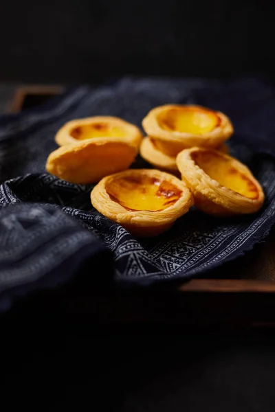 Sobremesa de torta de ovo na mesa . — Fotografia de Stock