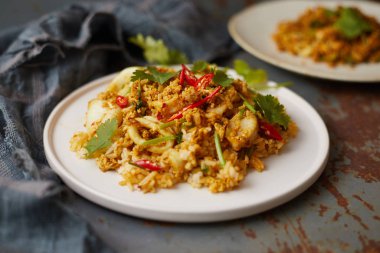 Köri tozlu kızarmış kalamar, Tayland yemeği.