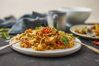 Köri tozlu kızarmış kalamar, Tayland yemeği.