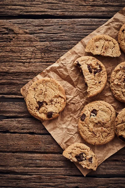 Chocolate chip cookies, Sweet biscuits, Concept for a tasty snac — Stock Photo, Image