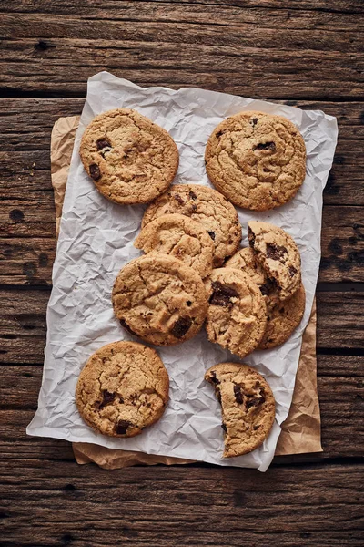 Chocolate chip cookies, Sweet biscuits, Concept for a tasty snac — Stock Photo, Image