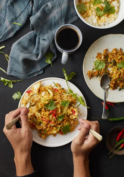 Rör om i stekt bläckfisk med currypulver, thailändsk mat — Stockfoto