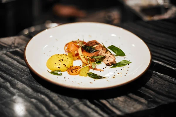 Tabakta güzel ve lezzetli yemekler, nefis yemekler, yaratıcı...