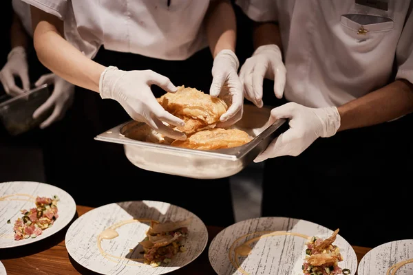 Närbild av professionell kock plätering maträtt i restaurangkök. — Stockfoto