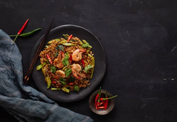Stir fried noodles with shrimps and vegetables — Stock Photo, Image