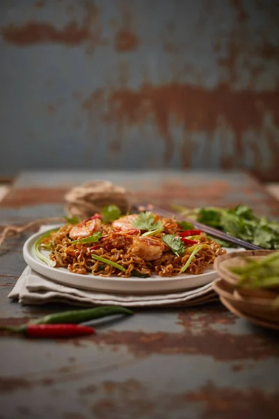 Mescolare tagliatelle fritte con gamberetti e verdure — Foto Stock