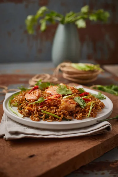 Mescolare tagliatelle fritte con gamberetti e verdure — Foto Stock