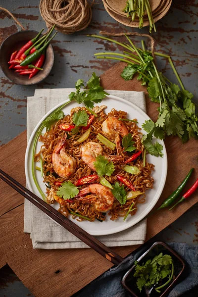 Mescolare tagliatelle fritte con gamberetti e verdure — Foto Stock