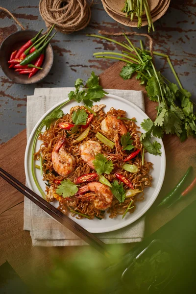 Mescolare tagliatelle fritte con gamberetti e verdure — Foto Stock