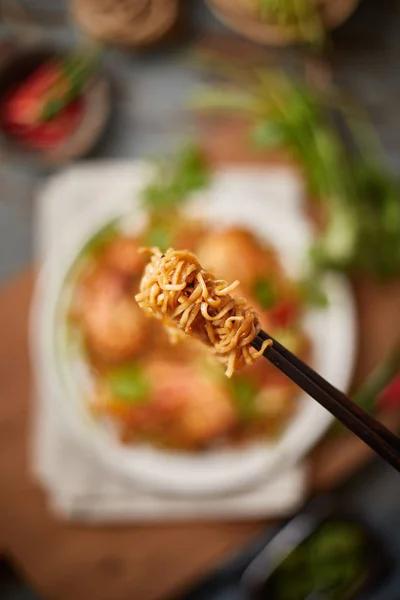 Tong nudeln med ätpinnar, Selektiv focu — Stockfoto