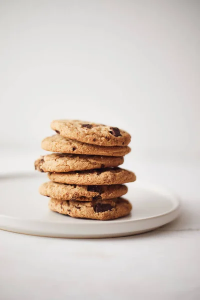 Chocolate chip cookies, Sweet biscuits, Concept for a tasty snac — Stock Photo, Image