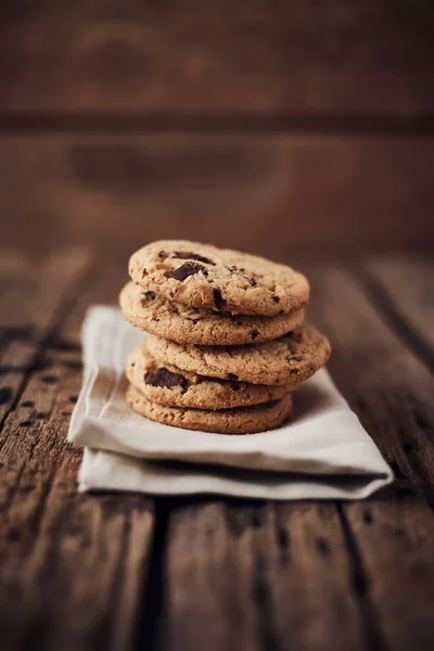 Chocolate chip cookies, Sweet biscuits, Concept for a tasty snac — Stock Photo, Image