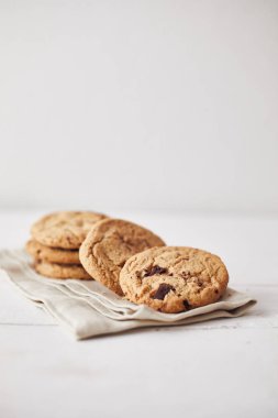 Çikolata parçalı kurabiyeler, tatlı bisküviler, lezzetli bir atıştırmalık için kavram.