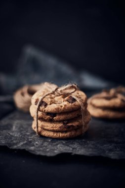 Çikolata parçalı kurabiyeler, tatlı bisküviler, lezzetli bir atıştırmalık için kavram.