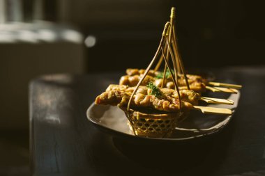 Domuz pastırması, ızgara domuz eti, fıstık sosu ya da tatlı ve...