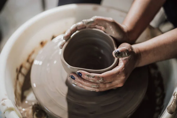 Χέρια του τεχνίτη καλλιτέχνη που εργάζονται σε τροχό κεραμικής. — Φωτογραφία Αρχείου