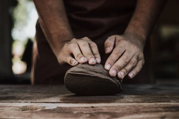 Χέρια τεχνίτη κοντά, ζυμώνει και υγραίνει τον πηλό. — Φωτογραφία Αρχείου