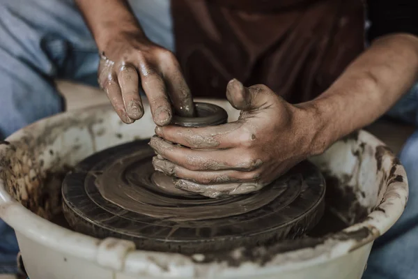 Manos de artista artesano trabajando en la rueda de cerámica . — Foto de Stock