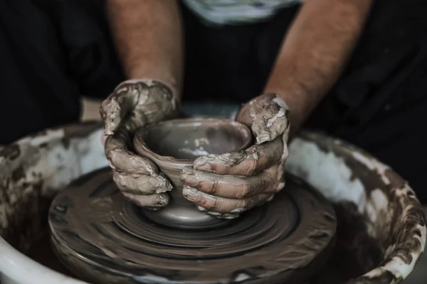 Mani di artigiano artista che lavora sulla ruota della ceramica . — Foto Stock