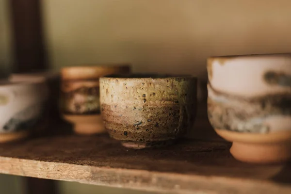 Çamur çömlek seramik ürünleri atölyedeki raflarda kurur.