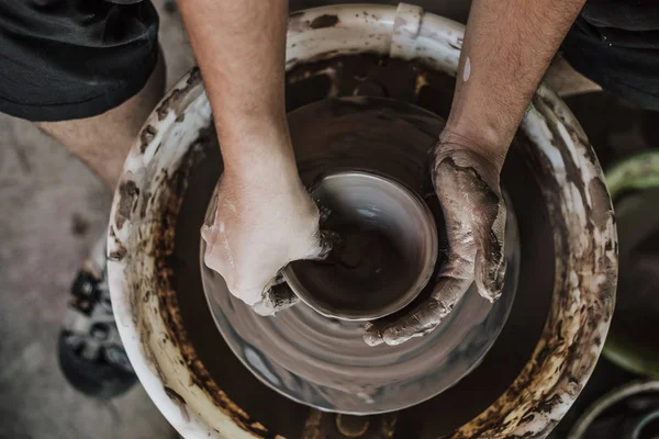 Kézműves művész keze, aki kerámiakeréken dolgozik.. — Stock Fotó