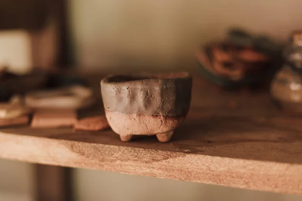 陶土工房の棚に乾いた陶器製品 — ストック写真