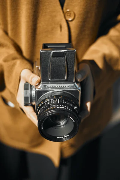 Vintage young hipster girl photographer hand holding retro camera. — Stock Photo, Image