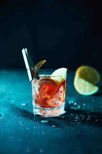 Алкогольный коктейль с апельсиновой кожурой и льдом . — стоковое фото