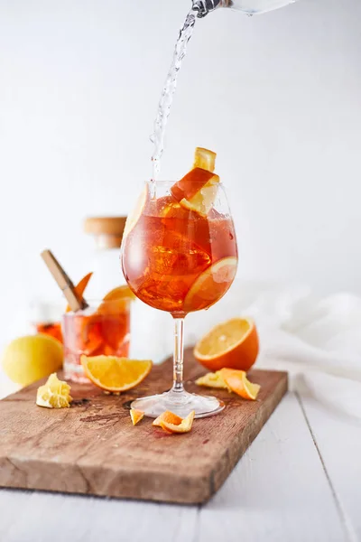Αλκοολούχα κοκτέιλ με φλούδα πορτοκαλιού και παγωτό — Φωτογραφία Αρχείου