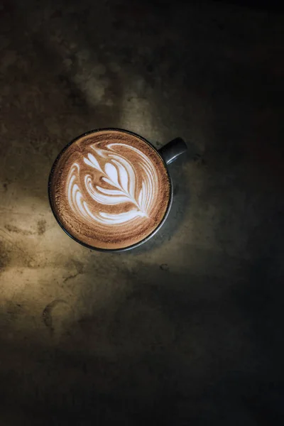 Φλιτζάνι ζεστό καφέ latte art στο τραπέζι — Φωτογραφία Αρχείου