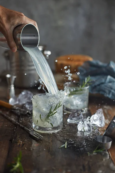 Limonade in glas met rozemarijn. — Stockfoto