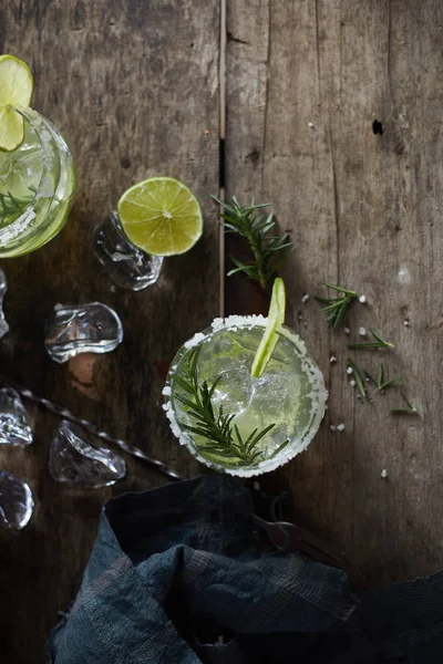 Limonade im Glas mit Rosmarin. — Stockfoto