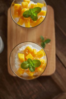 Yapışkan pirinçli mango, Tayland tatlılı.