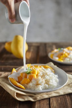 Yapışkan pirinçli mango, Tayland tatlılı.