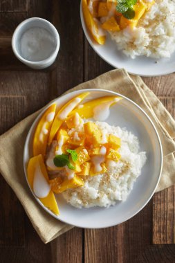 Yapışkan pirinçli mango, Tayland tatlılı.