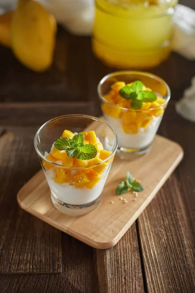 Mango met plakkerige rijst, Thais dessert — Stockfoto