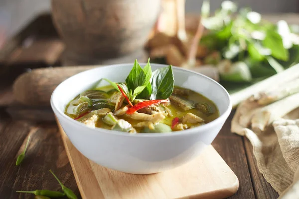 Comida tailandesa pollo verde curry sobre fondo de madera . —  Fotos de Stock