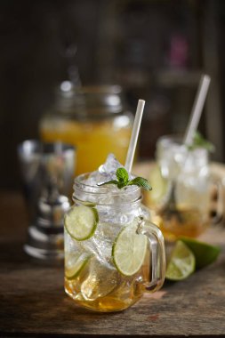 Yeşil nane ile organik taze İtalyan Soda