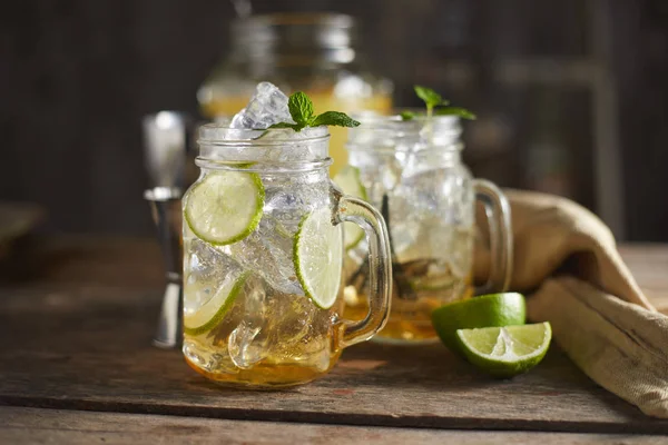 Yeşil nane ile organik taze İtalyan Soda