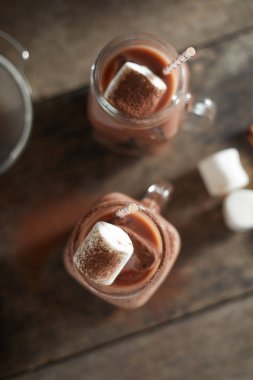 Tahta masada çikolatalı içecek..