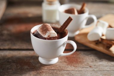 Tahta masada çikolatalı içecek..