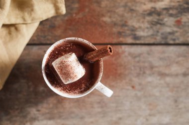 Tahta masada çikolatalı içecek..