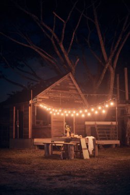 Tablodur küme ve bekleyen kırsal kesimde yemek için