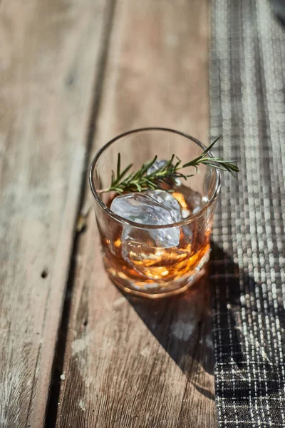 A close up shot of a glass with fine luxury whisky — Stock Photo, Image