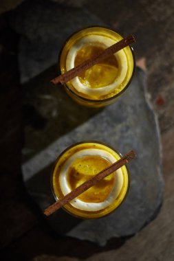 Tutku meyveli tropik kokteyl