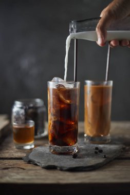 Tahta masadaki büyük bardakta buzlu kahve.