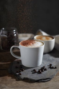 Sıcak kahve ve kahve çekirdekleri ahşap tablo