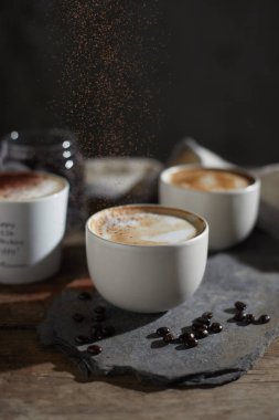 Sıcak kahve ve kahve çekirdekleri ahşap tablo